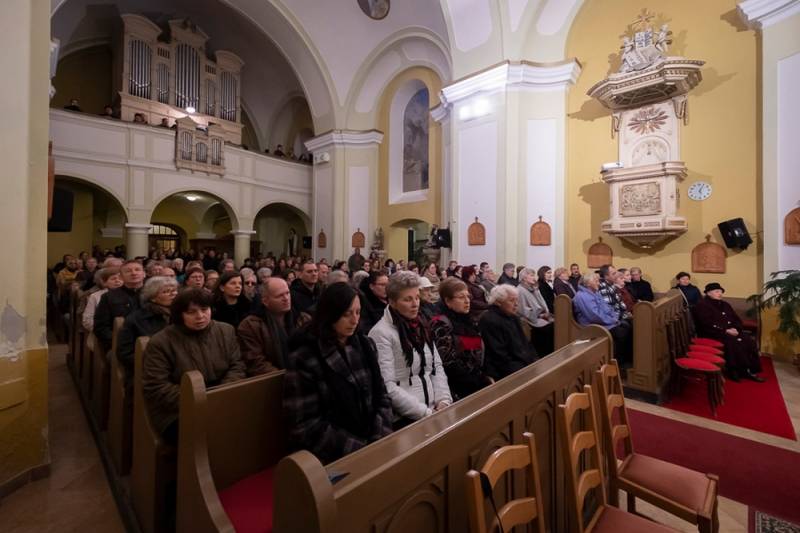 Mohacs-ls2-Szent Mihaly_templom_hivek.jpg